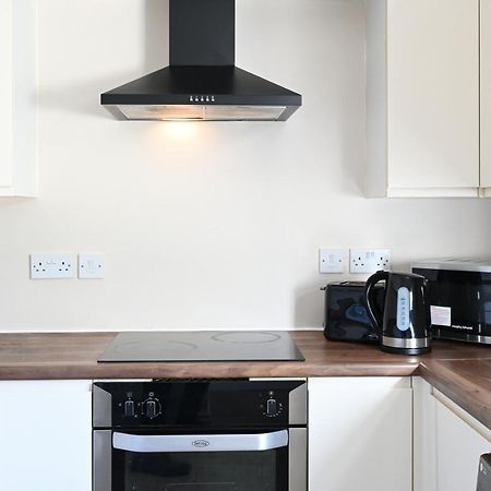 Sleek And Stylish 3 Bed In Bolton - Garden - Parking Villa Bagian luar foto