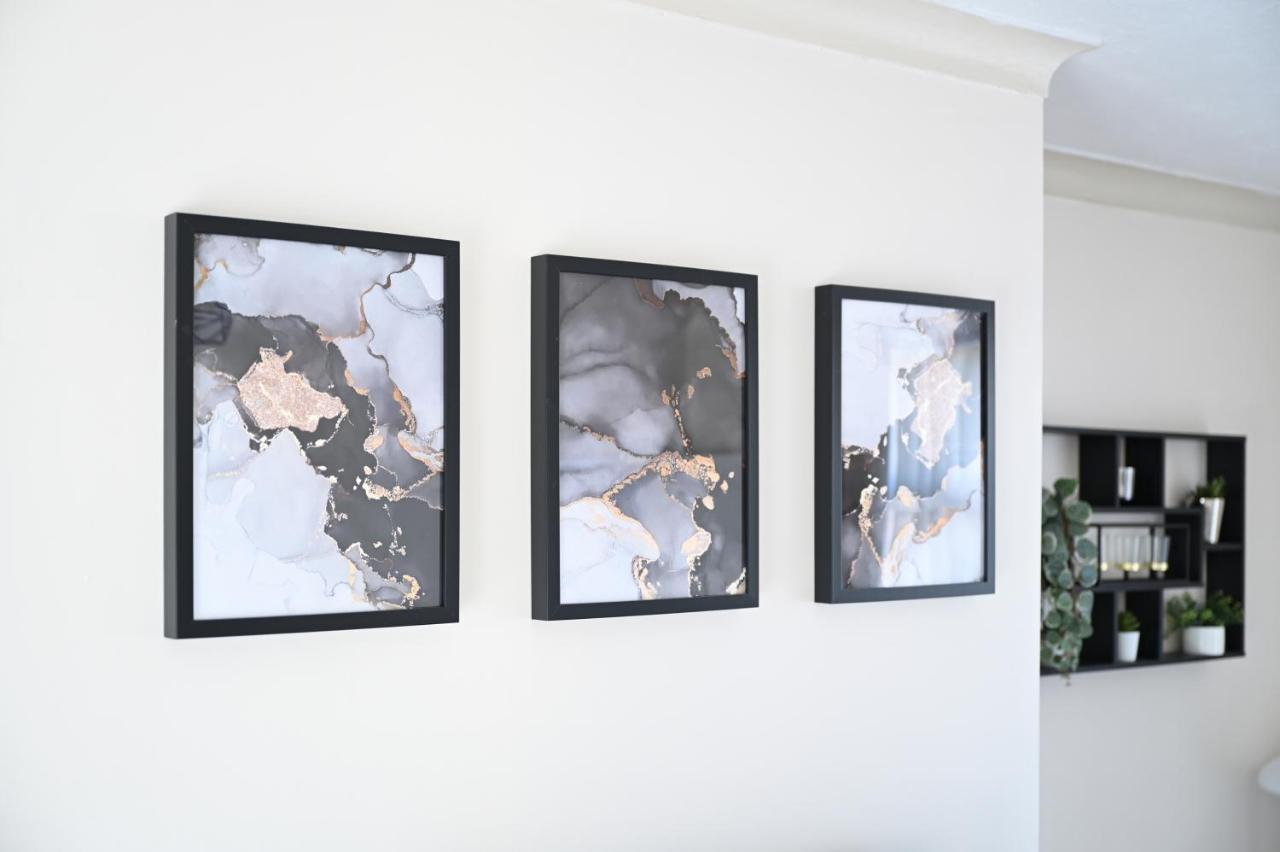 Sleek And Stylish 3 Bed In Bolton - Garden - Parking Villa Bagian luar foto