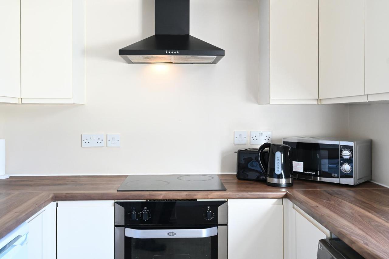Sleek And Stylish 3 Bed In Bolton - Garden - Parking Villa Bagian luar foto