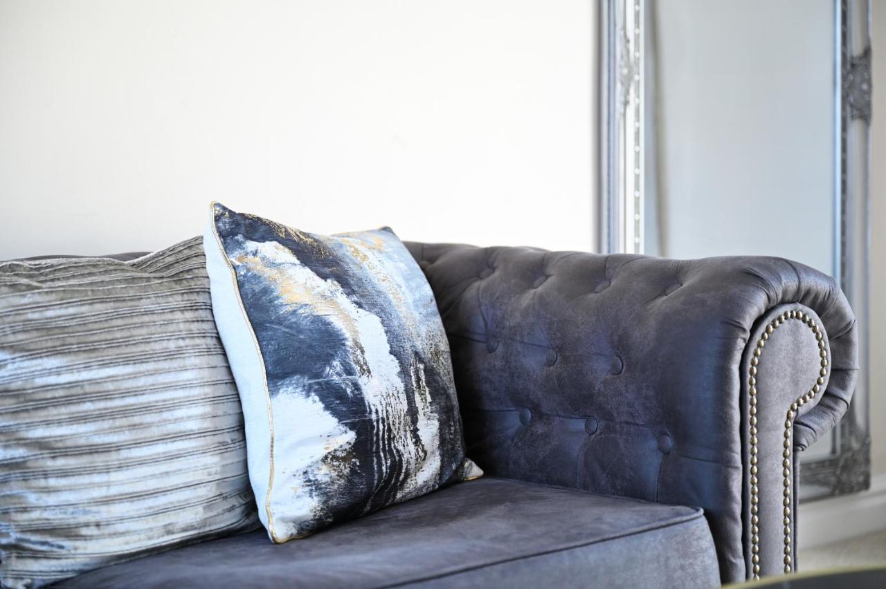 Sleek And Stylish 3 Bed In Bolton - Garden - Parking Villa Bagian luar foto