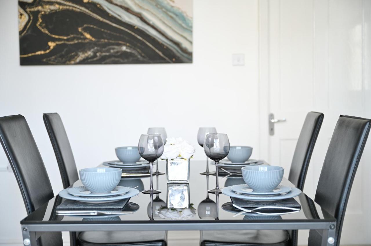 Sleek And Stylish 3 Bed In Bolton - Garden - Parking Villa Bagian luar foto