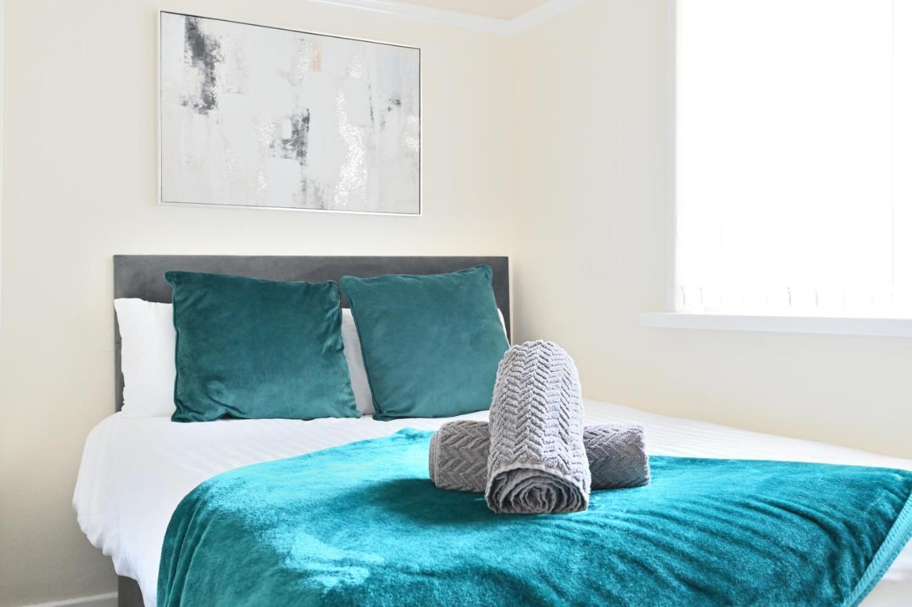Sleek And Stylish 3 Bed In Bolton - Garden - Parking Villa Bagian luar foto