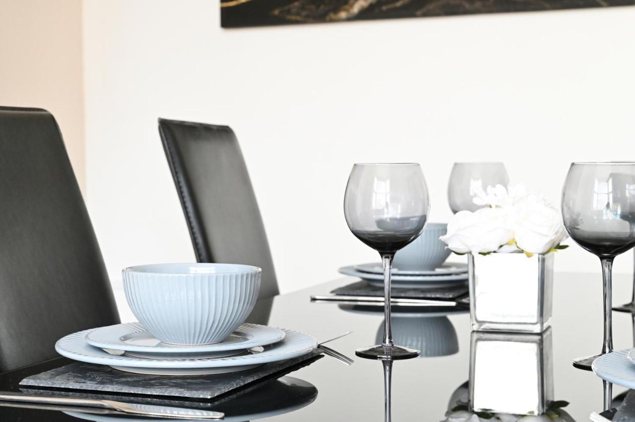 Sleek And Stylish 3 Bed In Bolton - Garden - Parking Villa Bagian luar foto