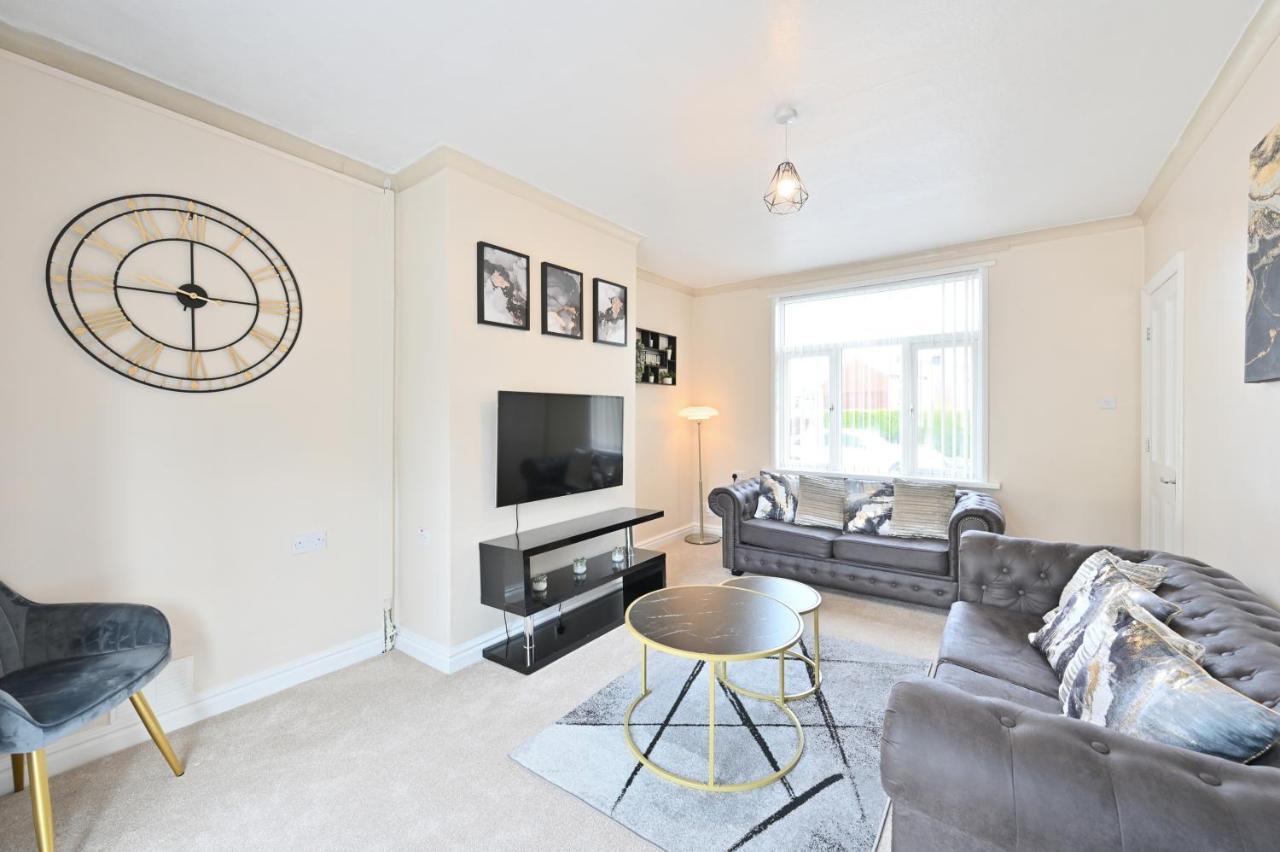 Sleek And Stylish 3 Bed In Bolton - Garden - Parking Villa Bagian luar foto