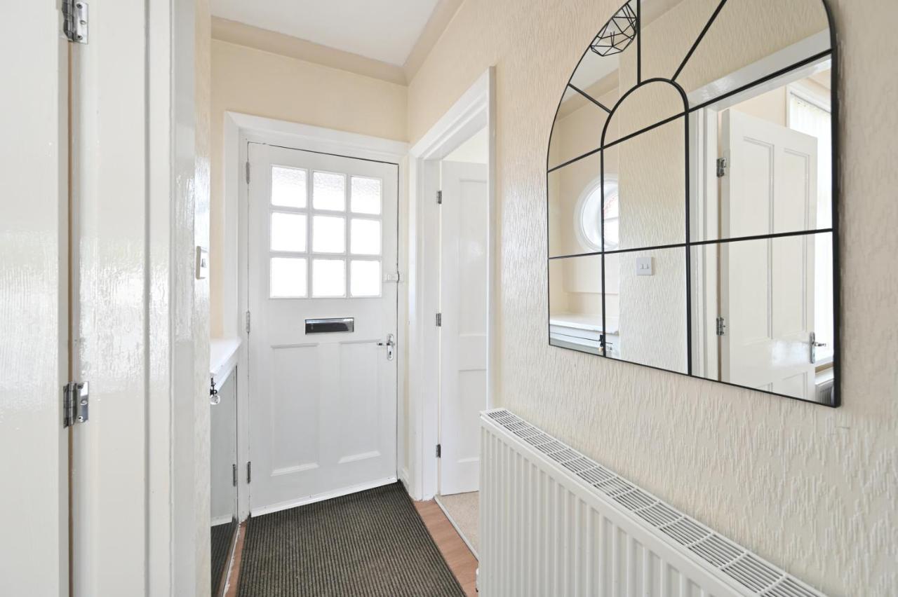 Sleek And Stylish 3 Bed In Bolton - Garden - Parking Villa Bagian luar foto